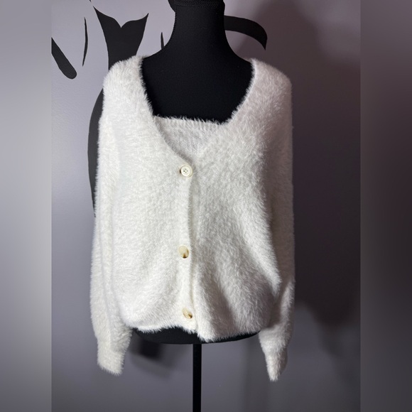 Willow & Wind Sweaters - Elegant White Fuzzy Women's Cardigan. PTP 23